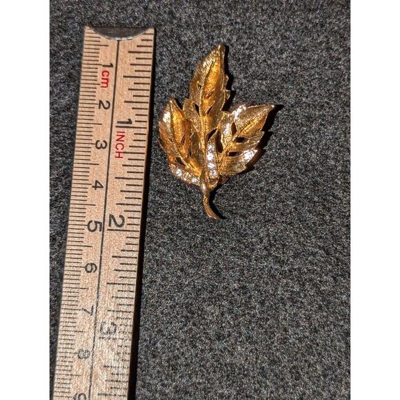 Vintage 1970s Gold Tone Leaf Brooch with Rhinestone Accents - Picture 4 of 4